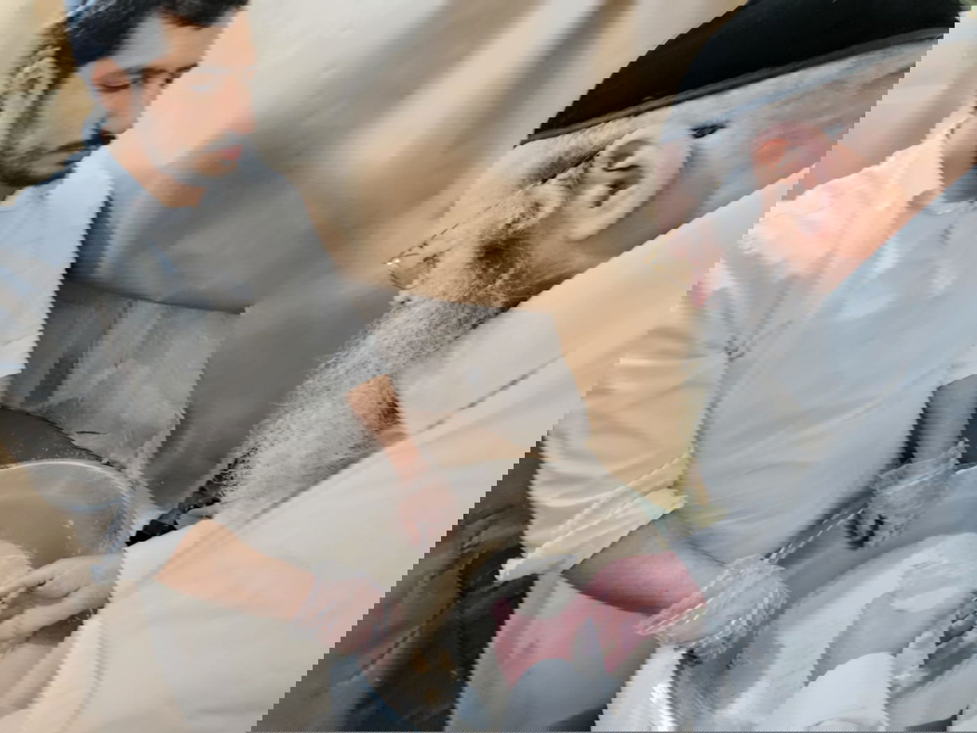 "החבורה" הוותיקה: חתנו ובנו של מרן שר התורה זצוק"ל באפיית מצות | תיעוד