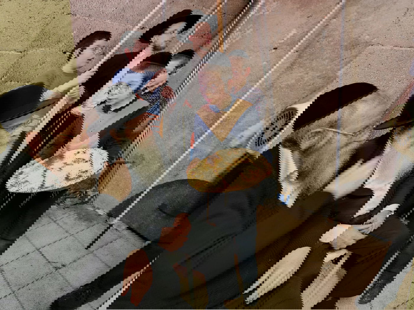 "החבורה" הוותיקה: חתנו ובנו של מרן שר התורה זצוק"ל באפיית מצות | תיעוד