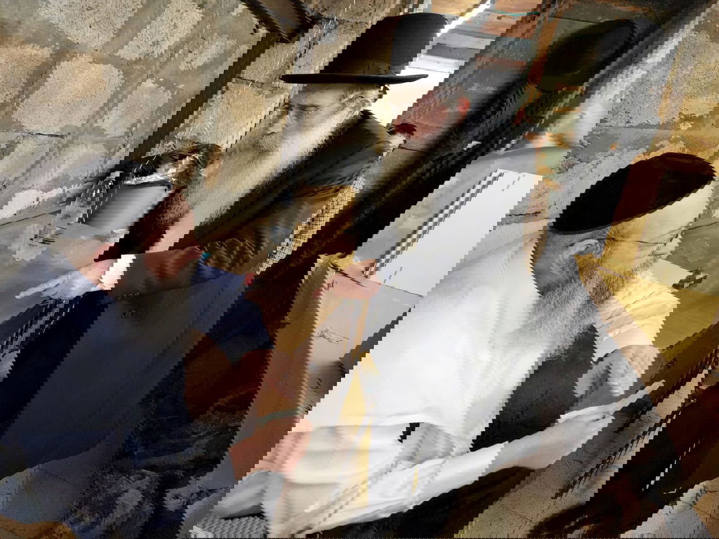 "החבורה" הוותיקה: חתנו ובנו של מרן שר התורה זצוק"ל באפיית מצות | תיעוד