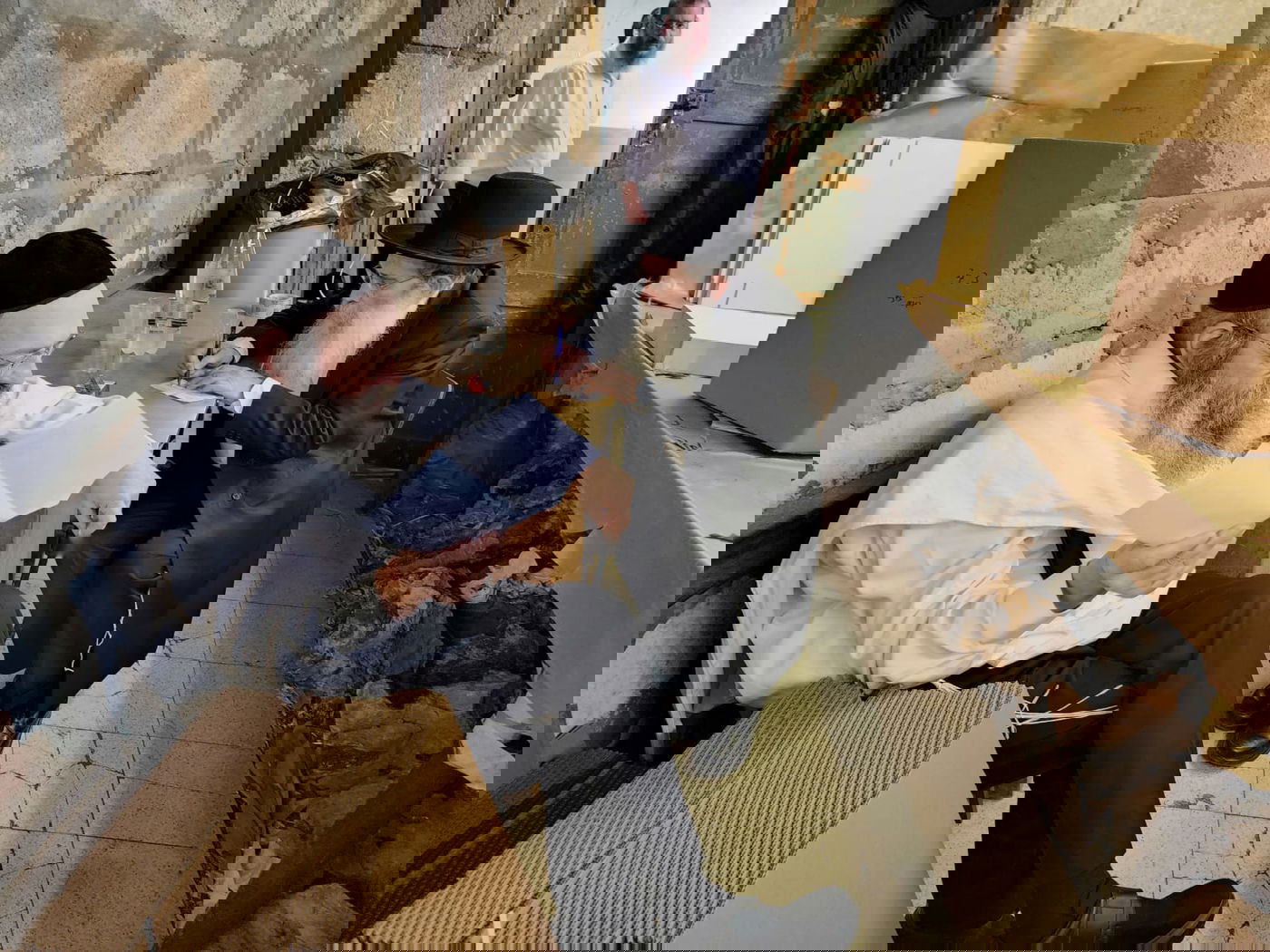 "החבורה" הוותיקה: חתנו ובנו של מרן שר התורה זצוק"ל באפיית מצות | תיעוד