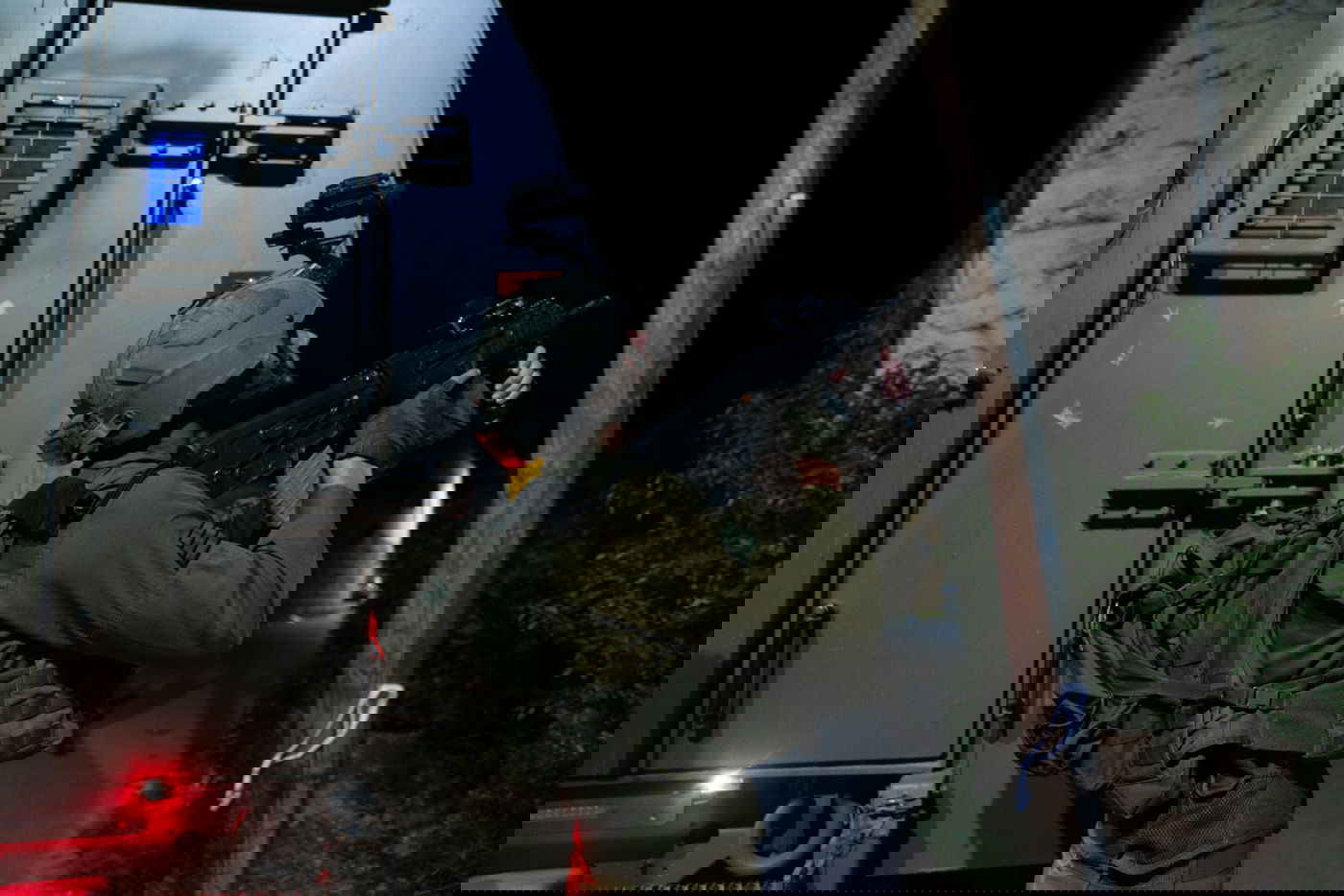 שישה מבוקשים נעצרו תוך ירי מסיבי; צפו בפעילות הצבאית