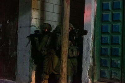 שישה מבוקשים נעצרו תוך ירי מסיבי; צפו בפעילות הצבאית