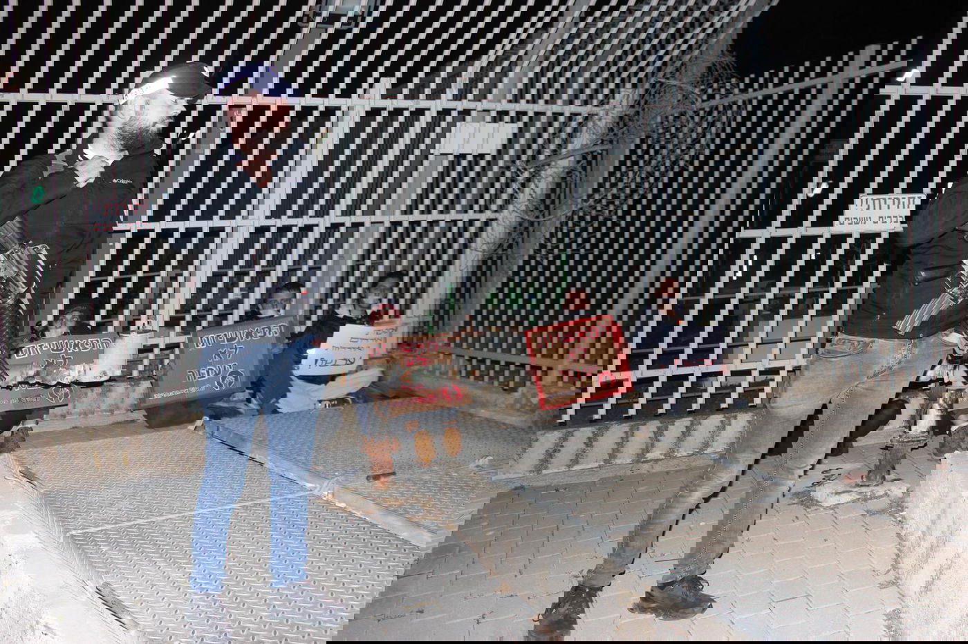 פעילי מחאה קשרו עצמם לשער הכניסה לכנסת | תיעוד