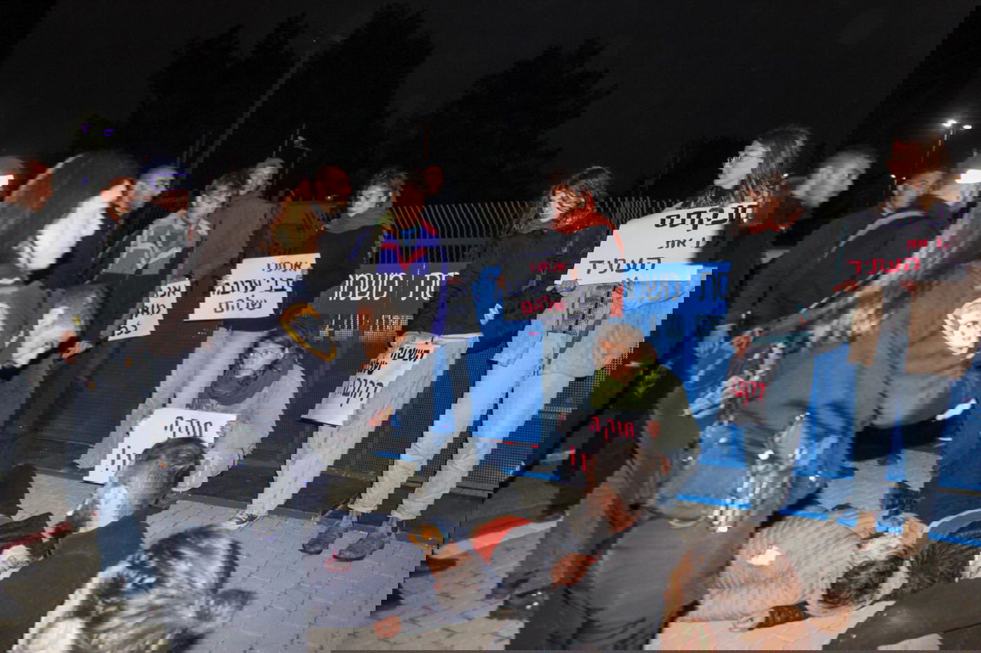 פעילי מחאה קשרו עצמם לשער הכניסה לכנסת | תיעוד