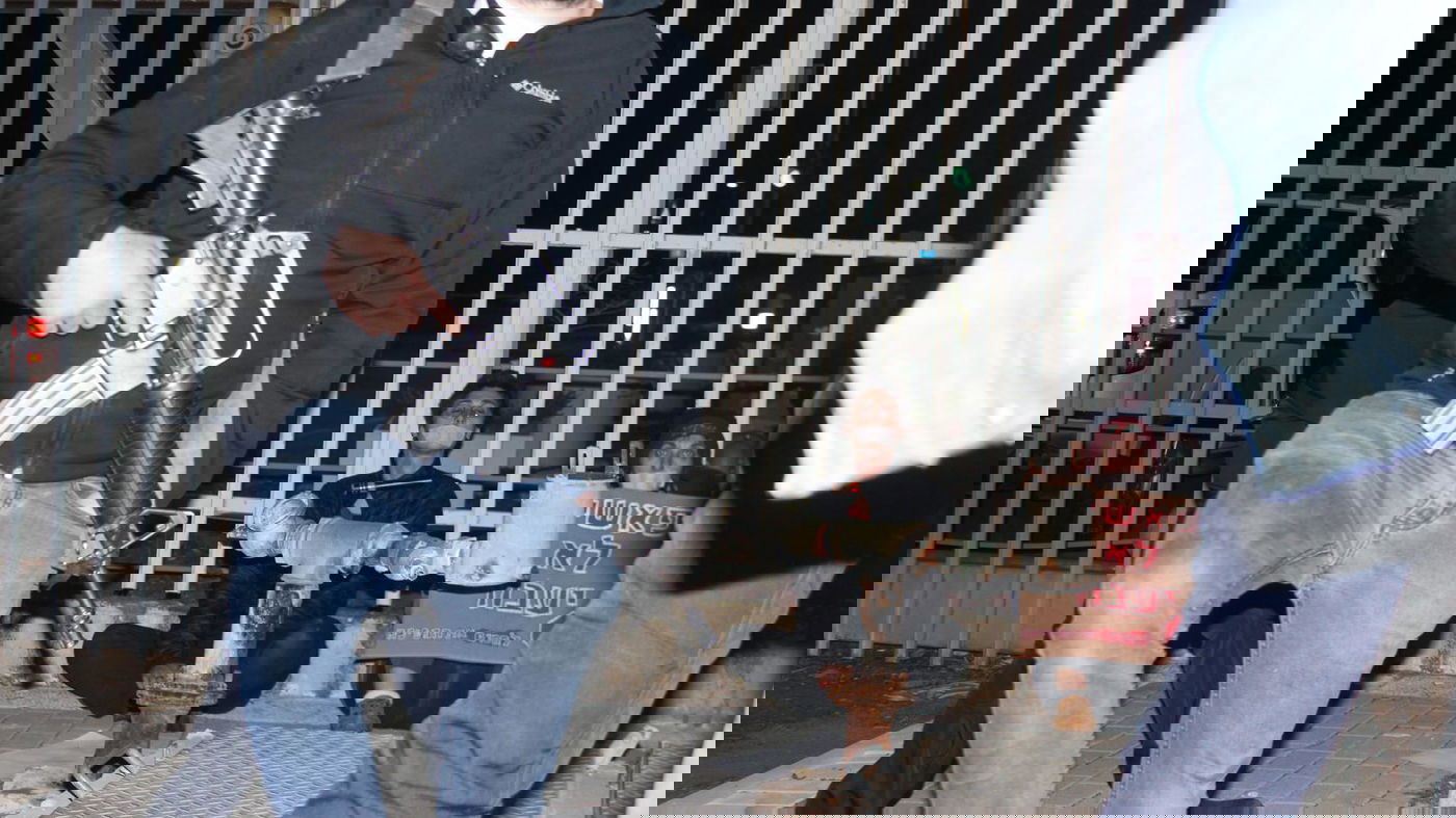 פעילי מחאה קשרו עצמם לשער הכניסה לכנסת | תיעוד