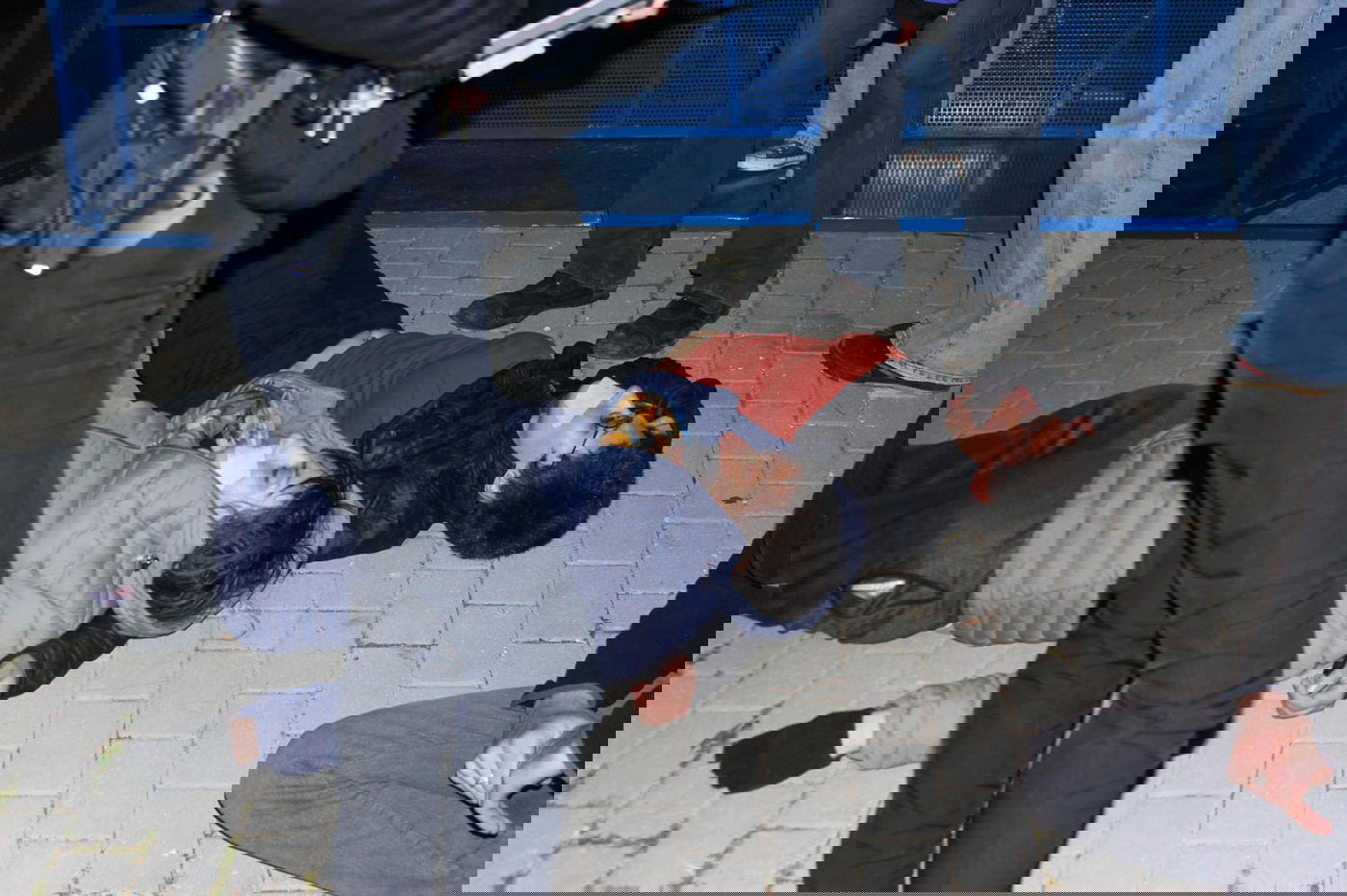 פעילי מחאה קשרו עצמם לשער הכניסה לכנסת | תיעוד