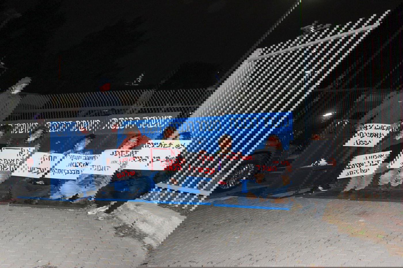 פעילי מחאה קשרו עצמם לשער הכניסה לכנסת | תיעוד