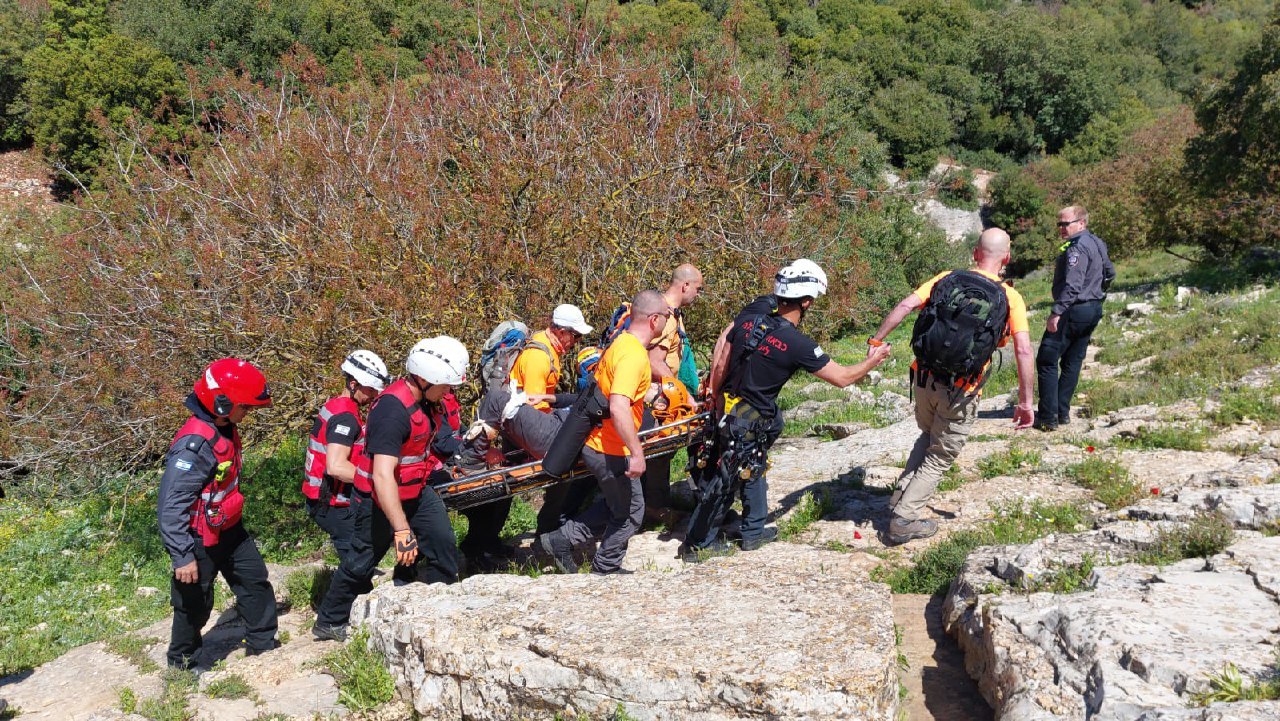 מטייל נפל ונחבל בנחל; המתנדבים חילצו אותו אחרי קיבוע