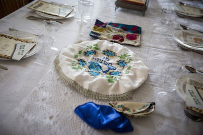 שלושה סיפורים – סגולה לקבלת כל צרכי הפסח ברווח
ובשפע 