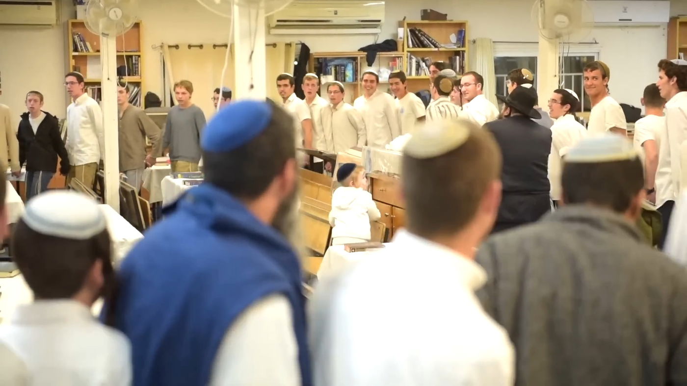 תלמידי ישיבת 'מקור חיים' מבצעים: ניגון ריקוד סאטמר