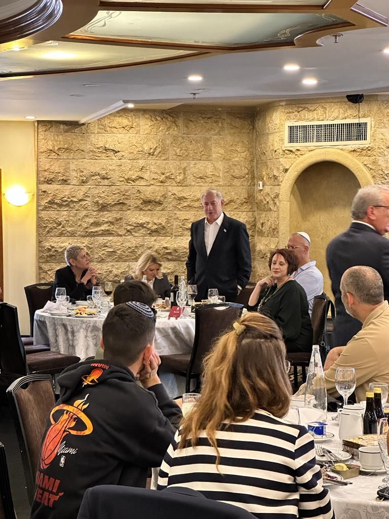 תחת אבטחה כבדה: רה"מ נתניהו השתתף השבת בברית ושימש כסנדק | תיעוד