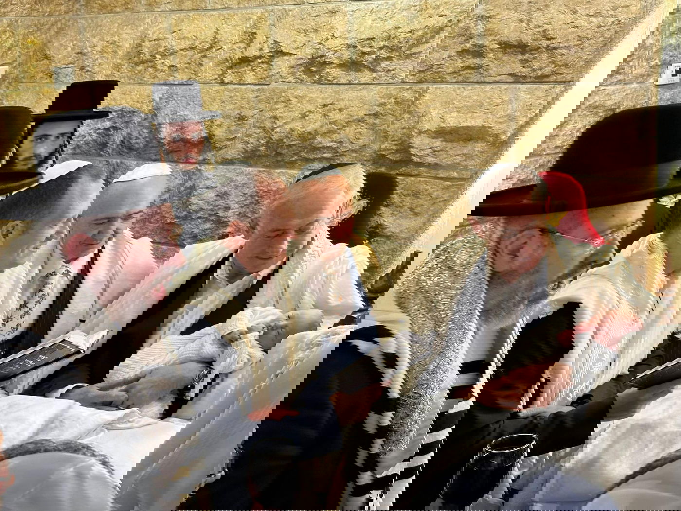 תחת אבטחה כבדה: רה"מ נתניהו השתתף השבת בברית ושימש כסנדק | תיעוד