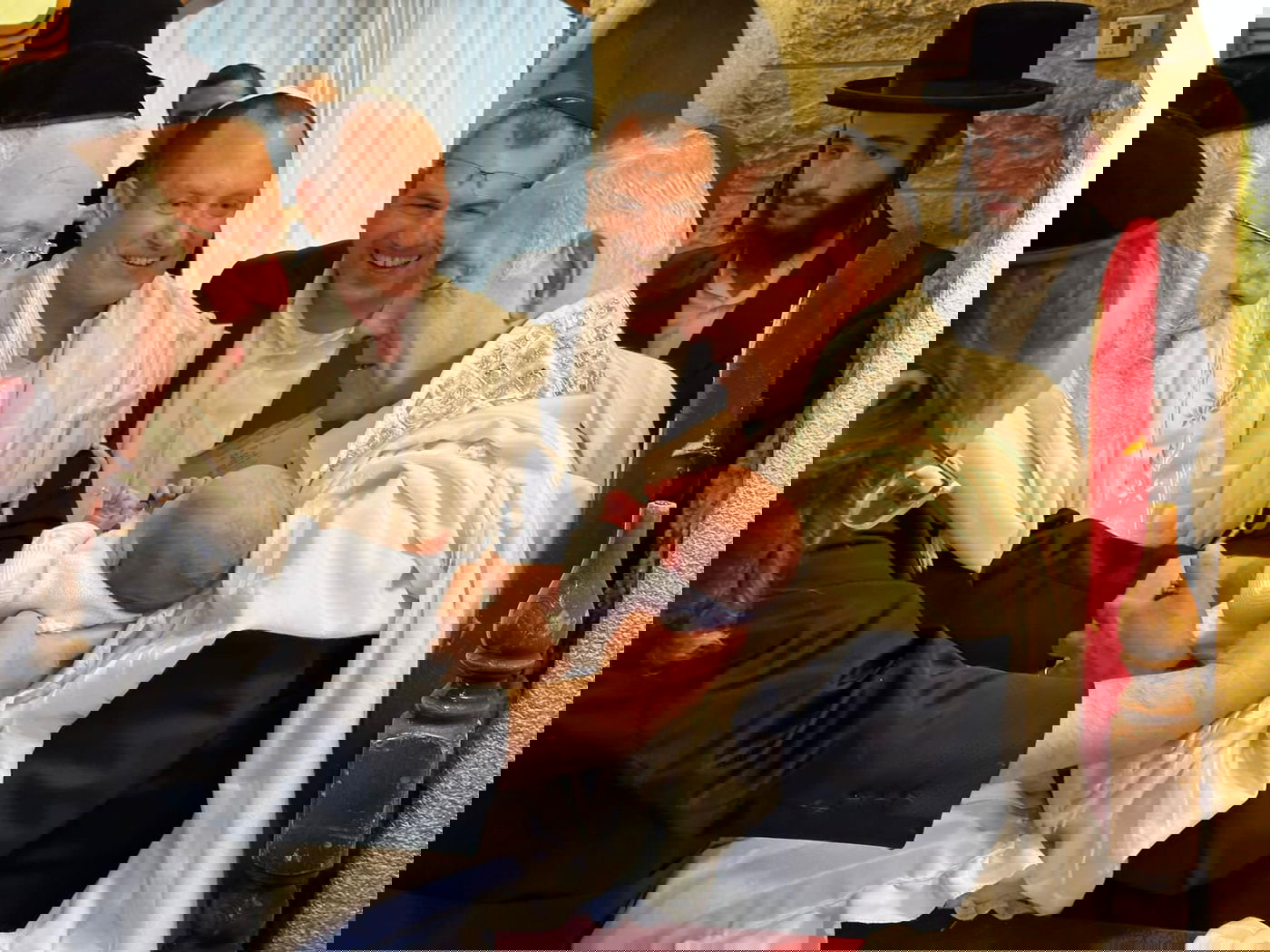 תחת אבטחה כבדה: רה"מ נתניהו השתתף השבת בברית ושימש כסנדק | תיעוד