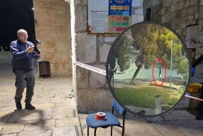 זירת הפיגוע (בעיגול: הגעת המחבל למקום)