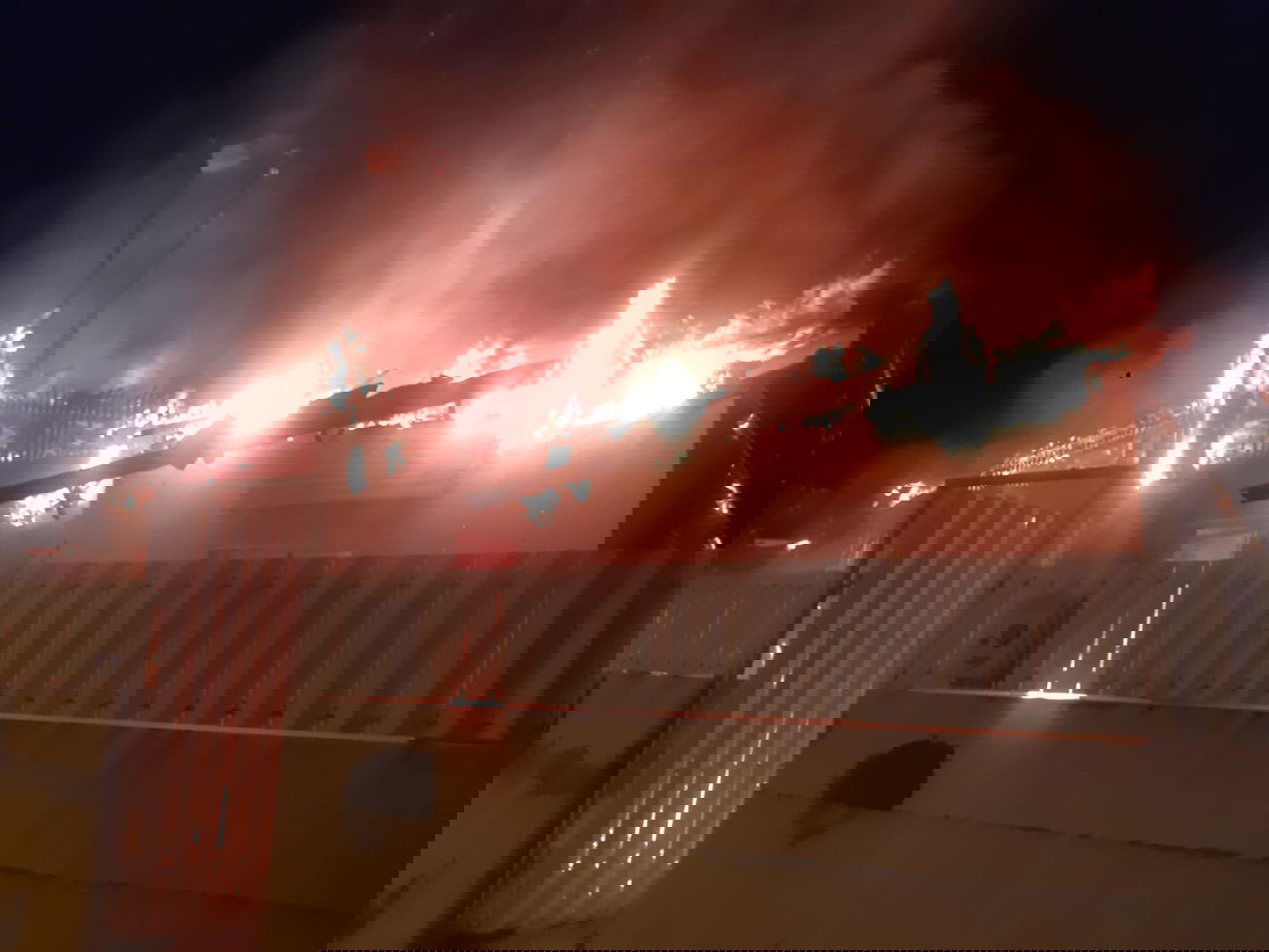 שתי דירות עלו באש יחד בפתח תקווה | תיעוד