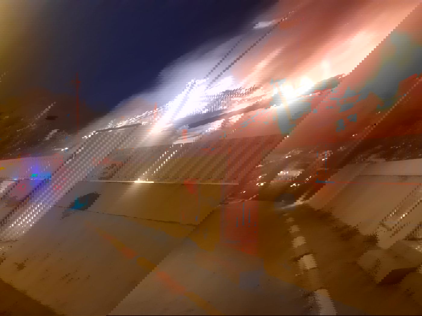 שתי דירות עלו באש יחד בפתח תקווה | תיעוד