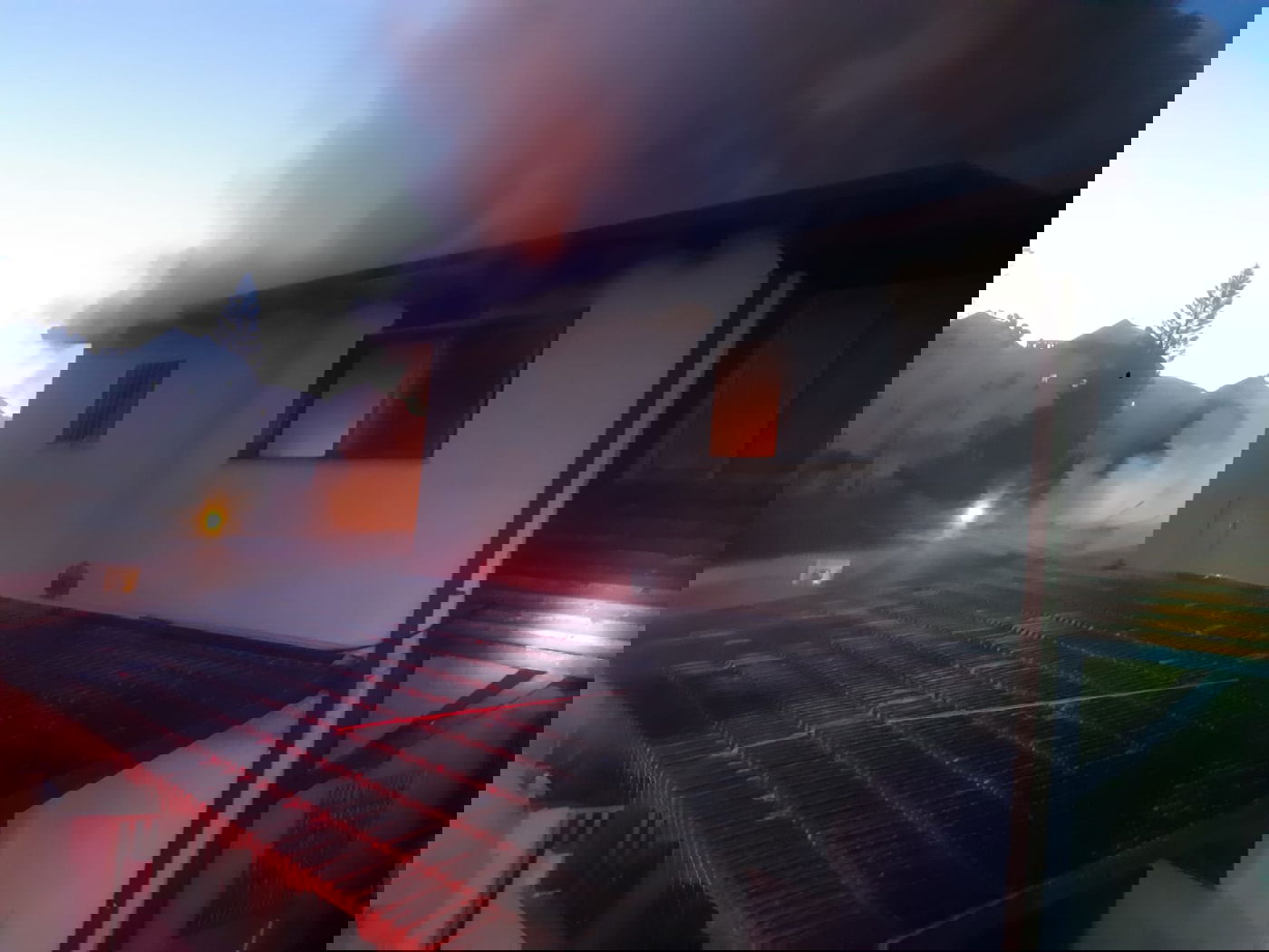 שתי דירות עלו באש יחד בפתח תקווה | תיעוד