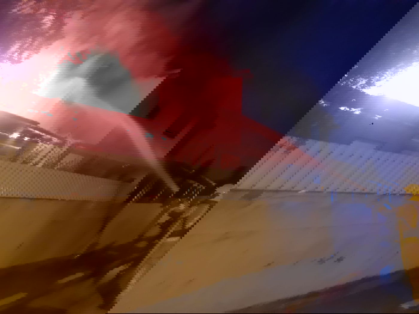 שתי דירות עלו באש יחד בפתח תקווה | תיעוד