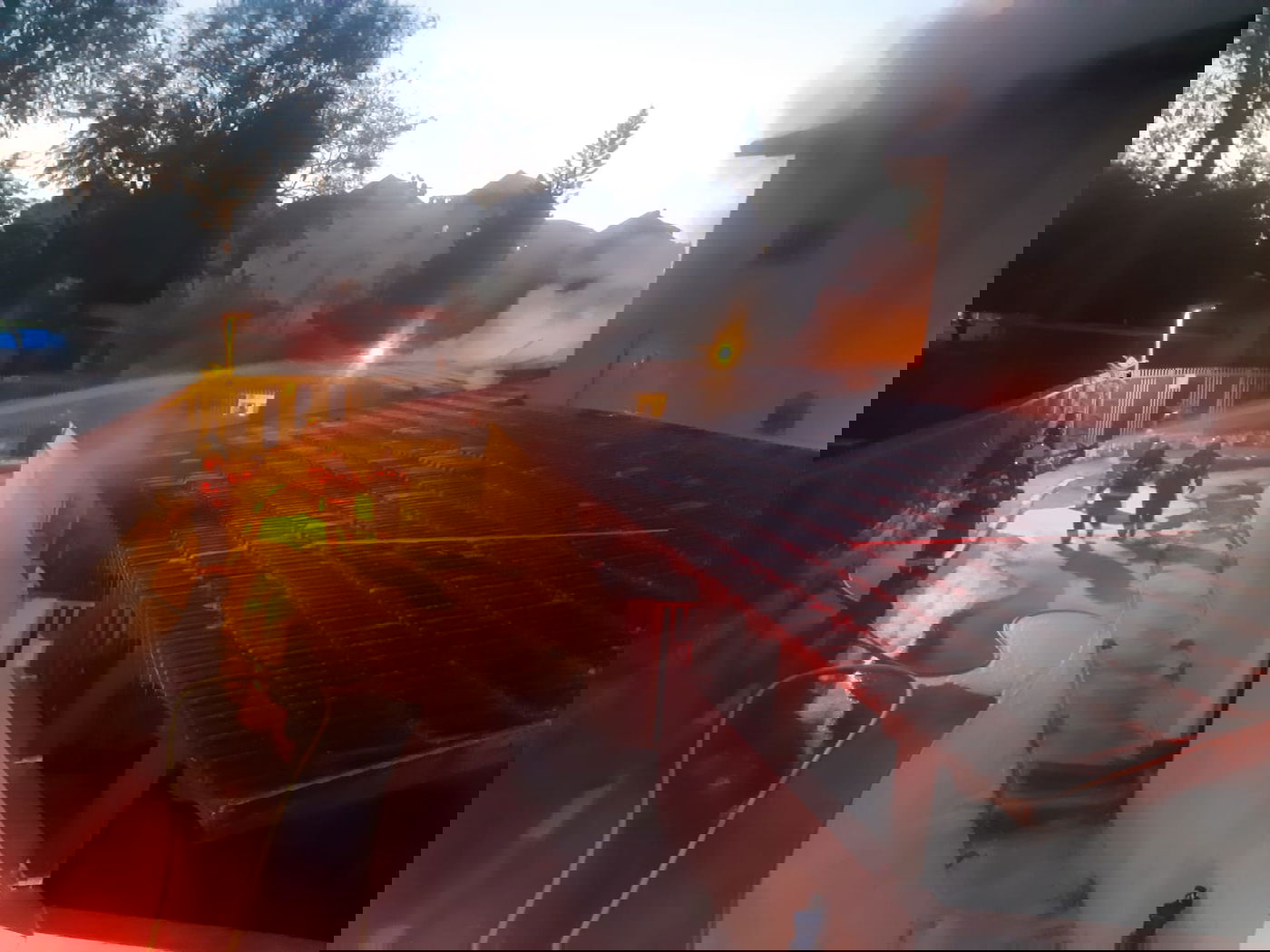 שתי דירות עלו באש יחד בפתח תקווה | תיעוד