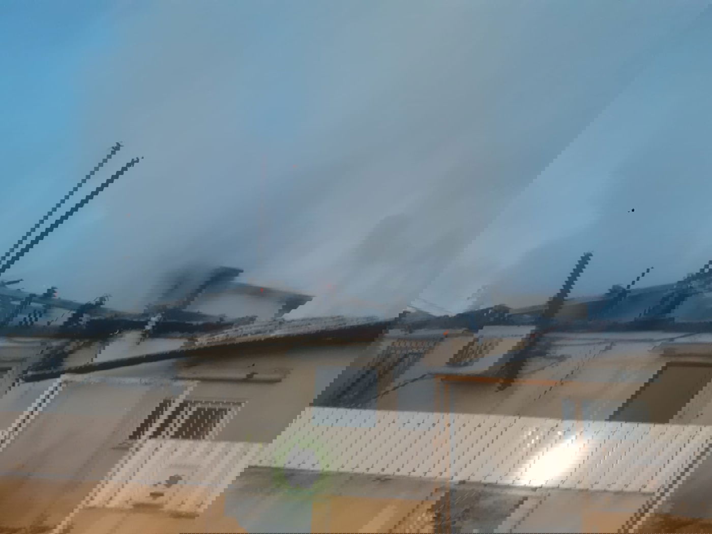 שתי דירות עלו באש יחד בפתח תקווה | תיעוד