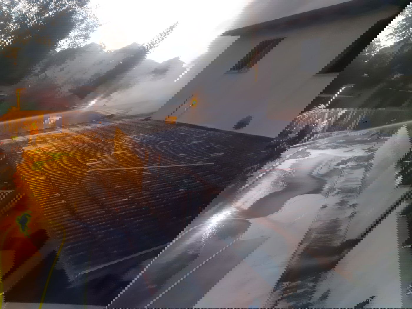 שתי דירות עלו באש יחד בפתח תקווה | תיעוד