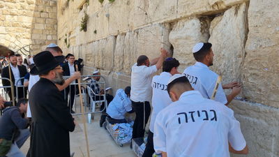 תיעוד מפינוי הפתקים הבוקר