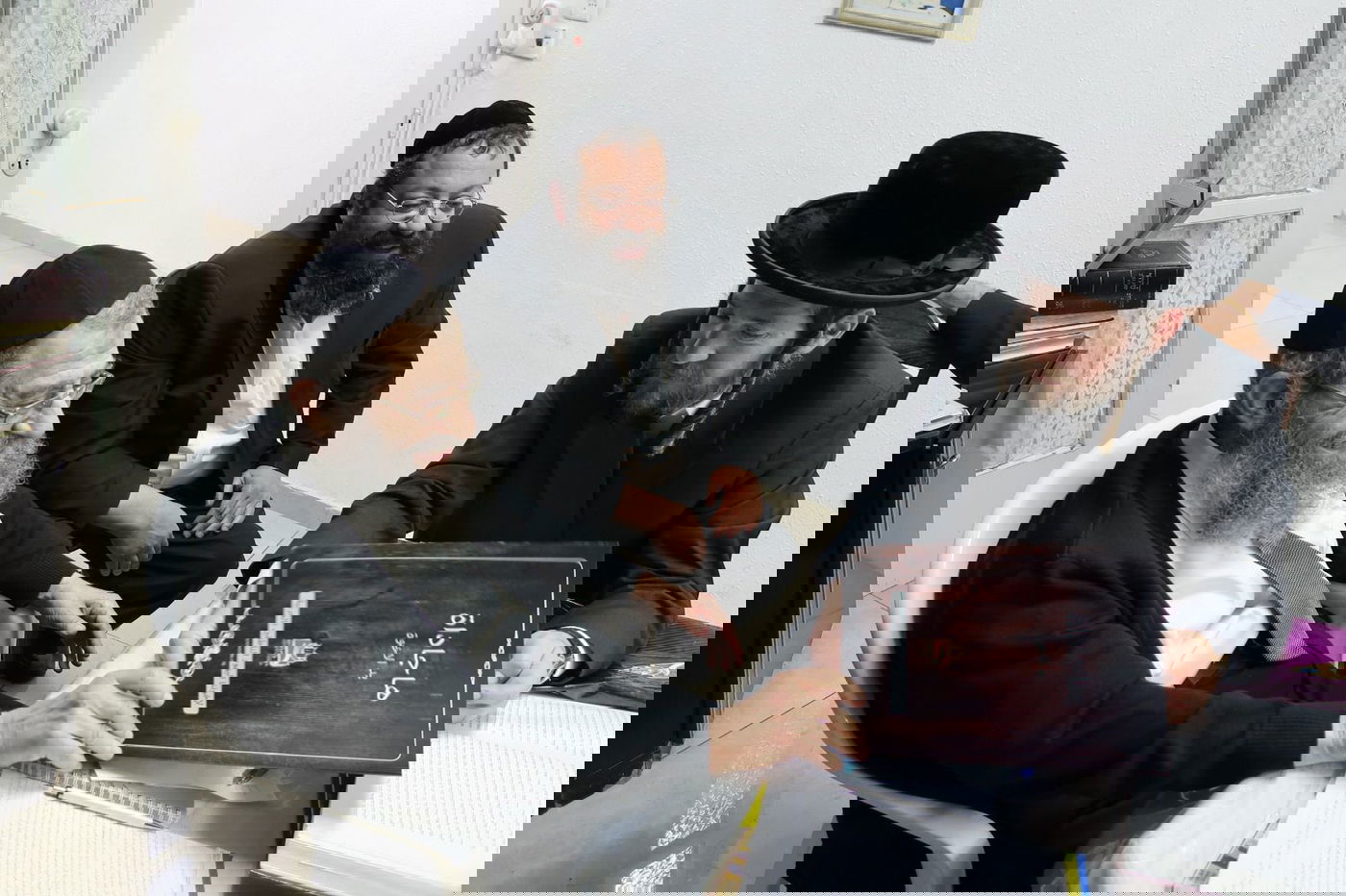 ראשי 'יד לאחים' שאבו חיזוק ועידוד רב בביקורם אצל רבני העיר