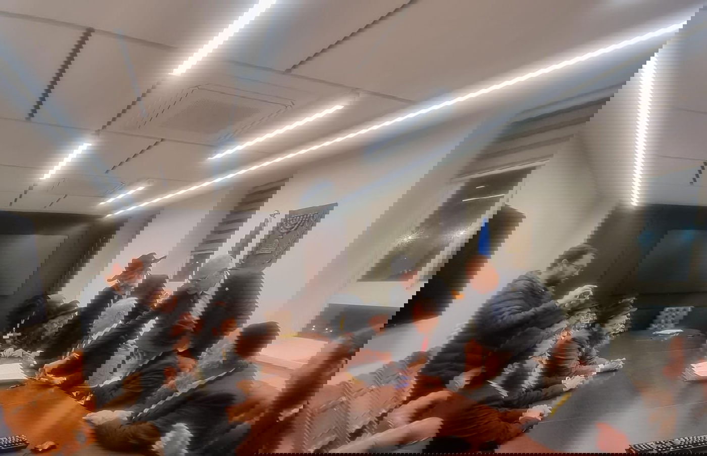 ראש הממשלה נתניהו התרגש מפעילות חב"ד - וחתם על  הצהרת יום החינוך לכבוד הרבי מליובאוויטש 