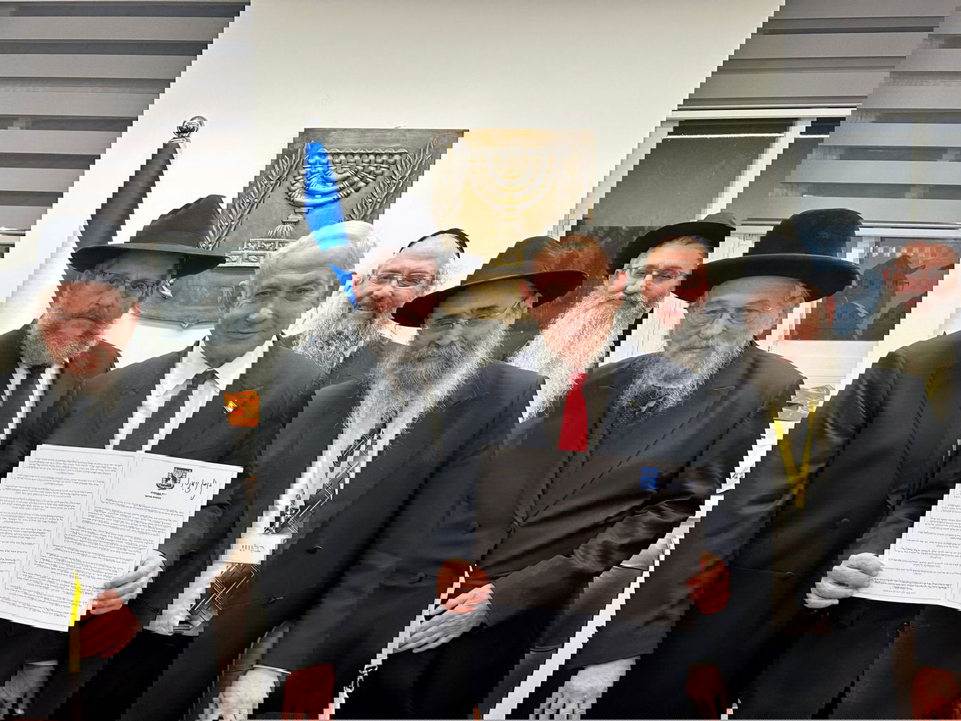 ראש הממשלה נתניהו התרגש מפעילות חב"ד - וחתם על  הצהרת יום החינוך לכבוד הרבי מליובאוויטש 