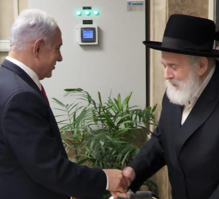 ראש הממשלה נתניהו התרגש מפעילות חב"ד - וחתם על  הצהרת יום החינוך לכבוד הרבי מליובאוויטש 