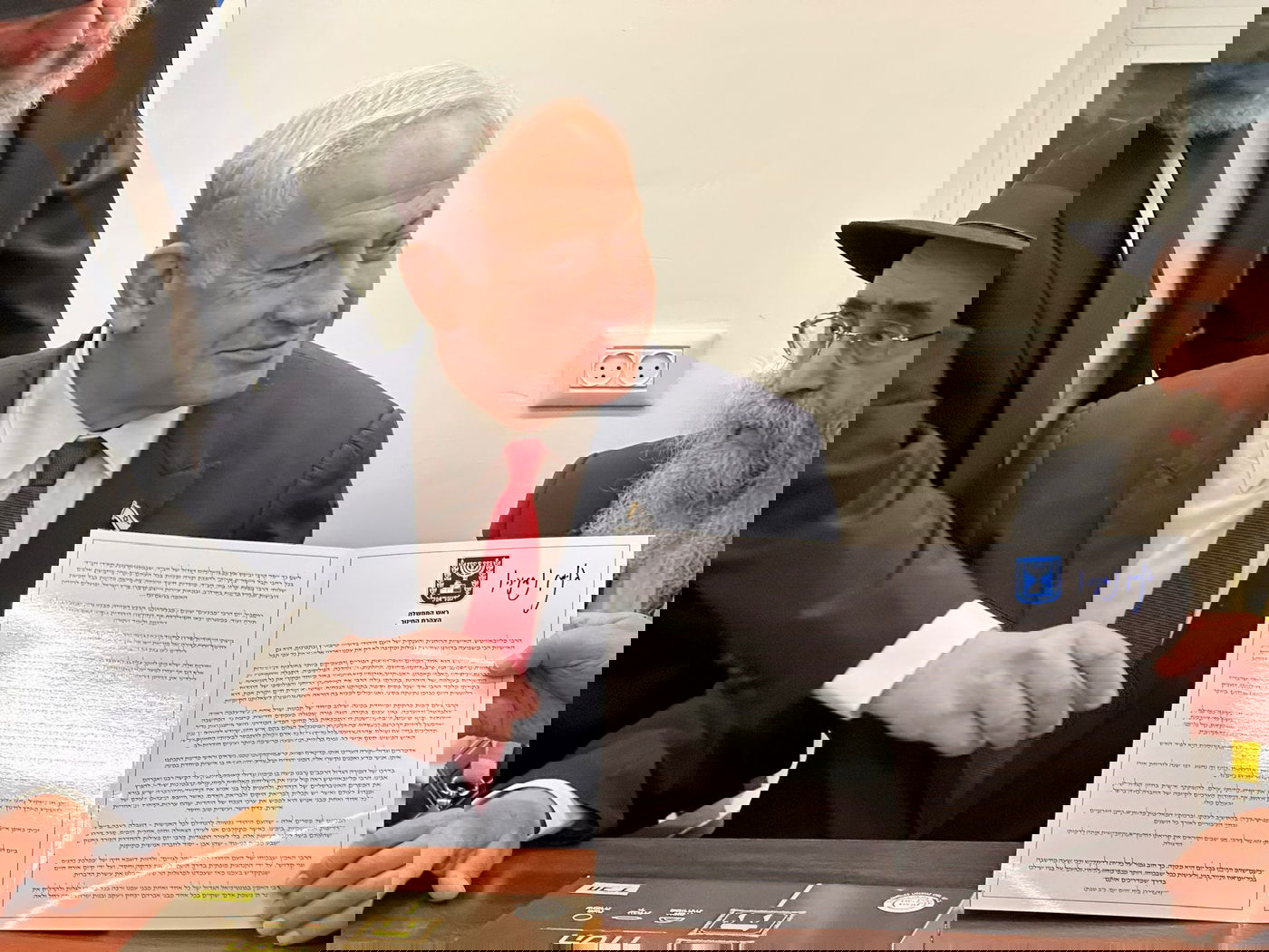 ראש הממשלה נתניהו התרגש מפעילות חב"ד - וחתם על  הצהרת יום החינוך לכבוד הרבי מליובאוויטש 
