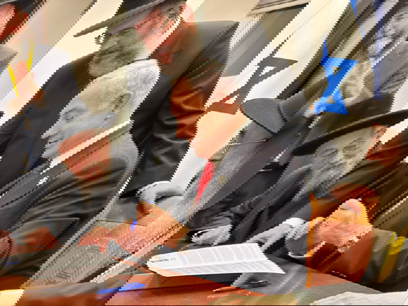 ראש הממשלה נתניהו התרגש מפעילות חב"ד - וחתם על  הצהרת יום החינוך לכבוד הרבי מליובאוויטש 