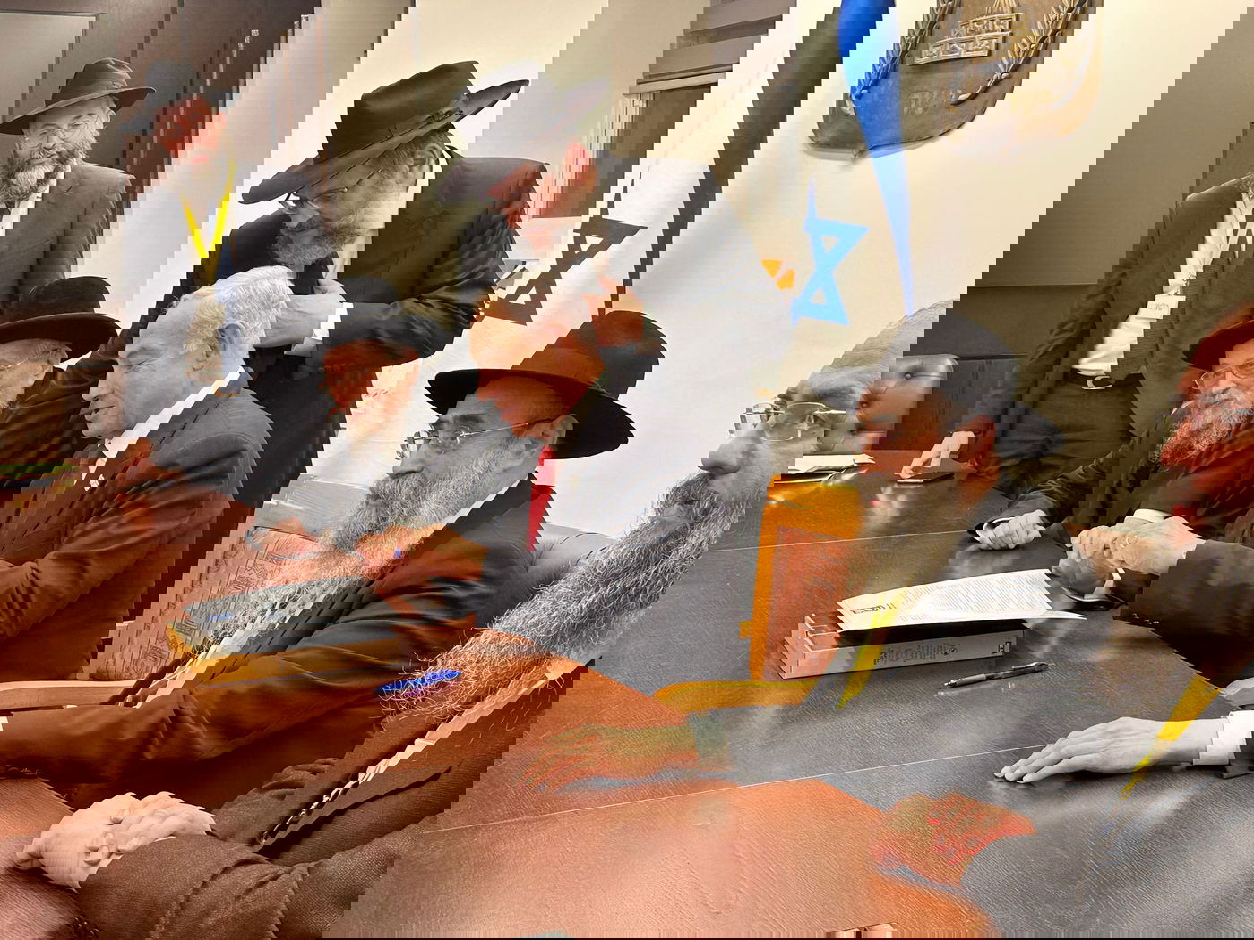 ראש הממשלה נתניהו התרגש מפעילות חב"ד - וחתם על  הצהרת יום החינוך לכבוד הרבי מליובאוויטש 