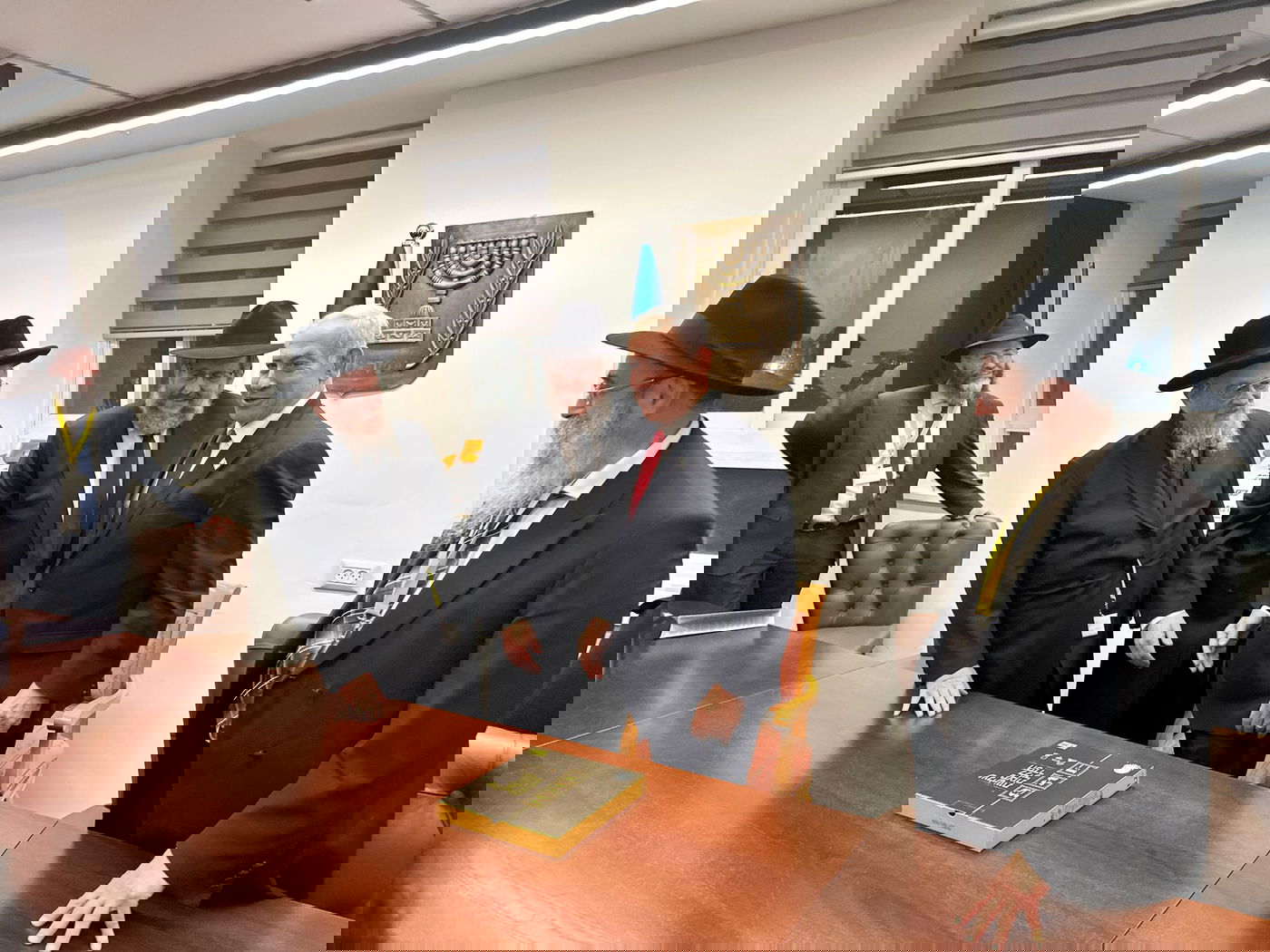 ראש הממשלה נתניהו התרגש מפעילות חב"ד - וחתם על  הצהרת יום החינוך לכבוד הרבי מליובאוויטש 