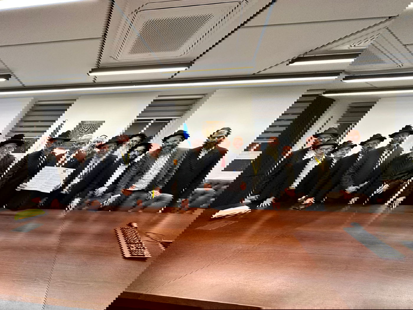 ראש הממשלה נתניהו התרגש מפעילות חב"ד - וחתם על  הצהרת יום החינוך לכבוד הרבי מליובאוויטש 