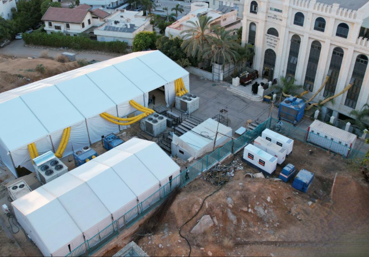 החצר של בית המדרש, ששימשה את החסידות בחגים