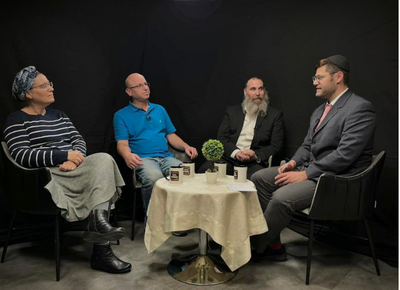 אריק ועמית יחד עם הרב בראיון באולפן. 