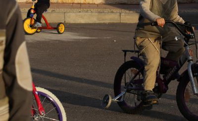 ילדים עם אופניים | אילוסטרציה