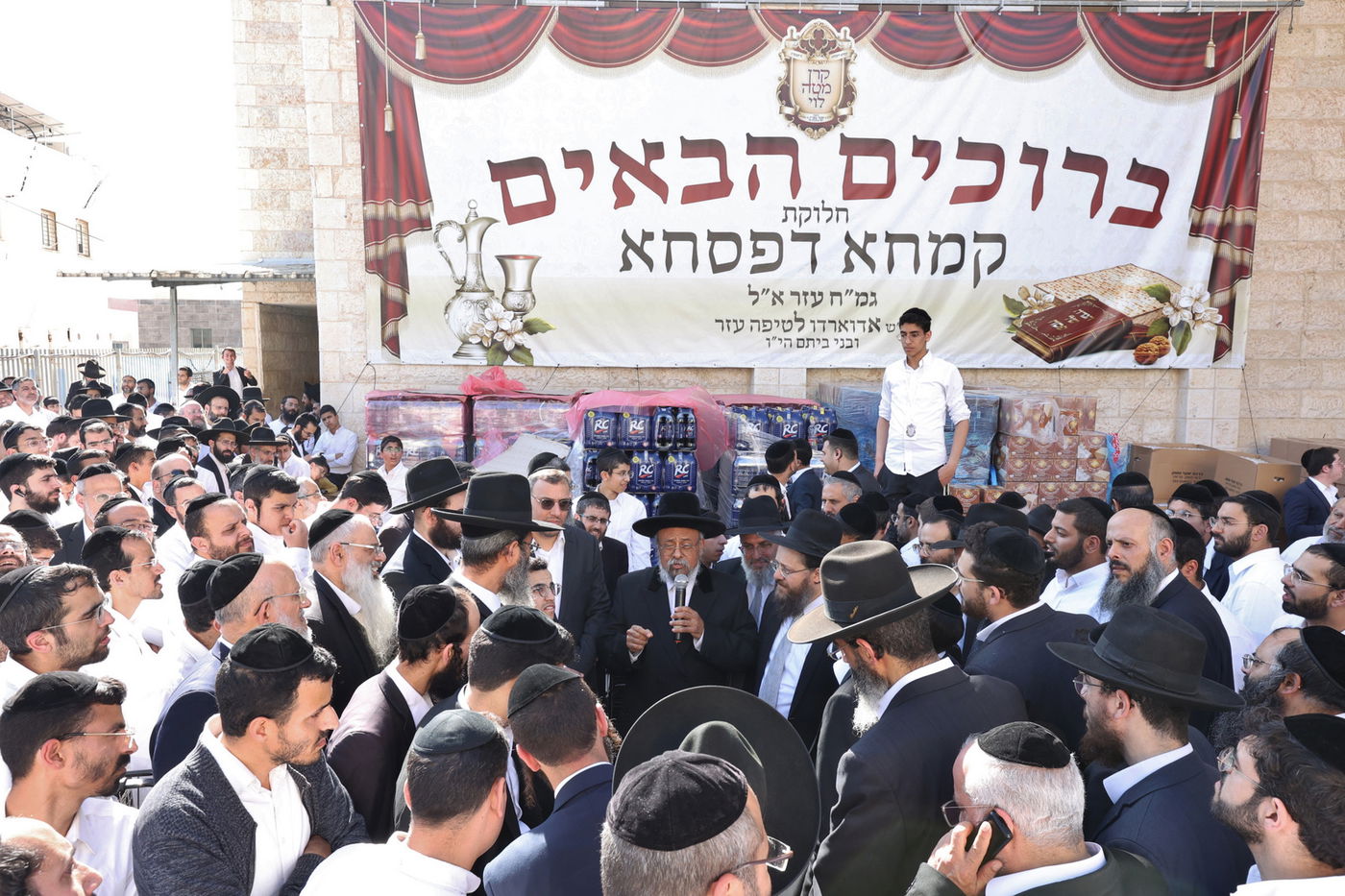 הגר"א עפג'ין חילק אלפי סלי מזון למשפחות לקראת החג • גלריה