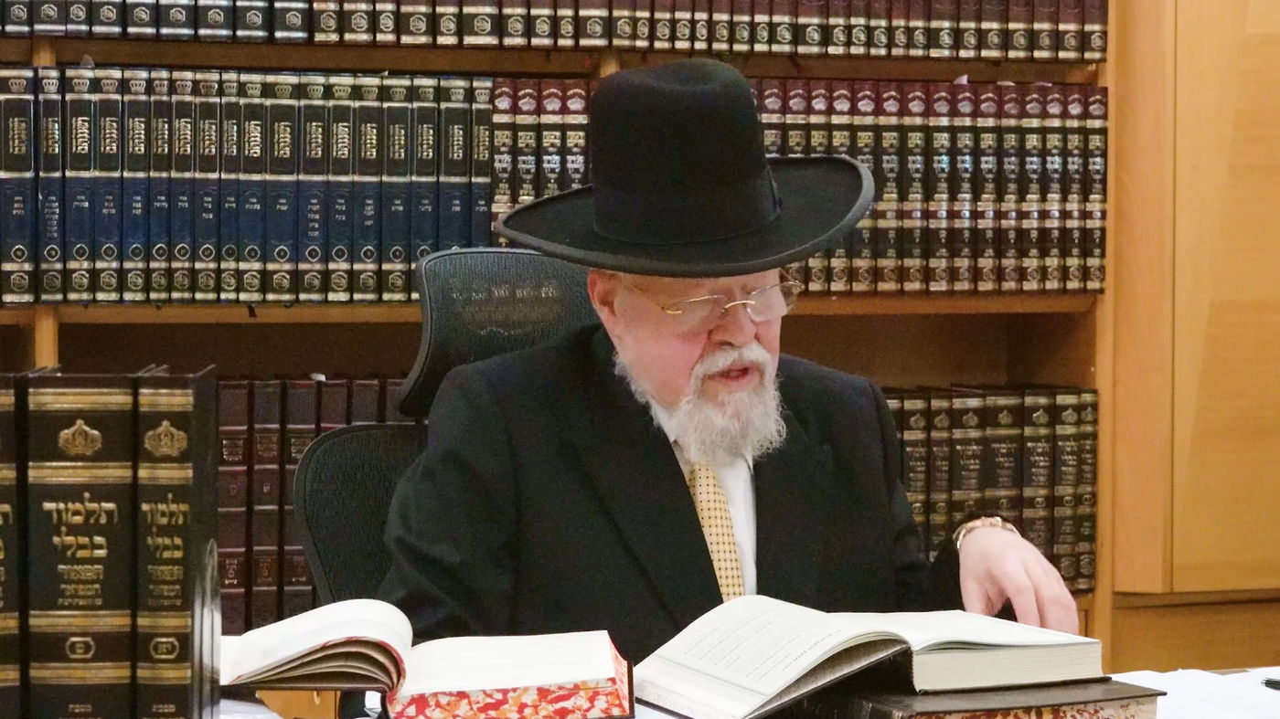 הרב דניאל ביטון מעיין באחד מכרכי הש"ס עוד בשלבי העריכה
