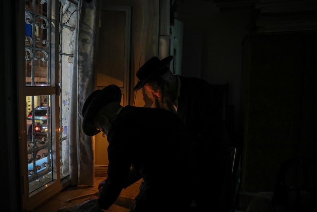 תיעוד: בדיקת חמץ אצל משפחת קורנבליט בבתי ורשה