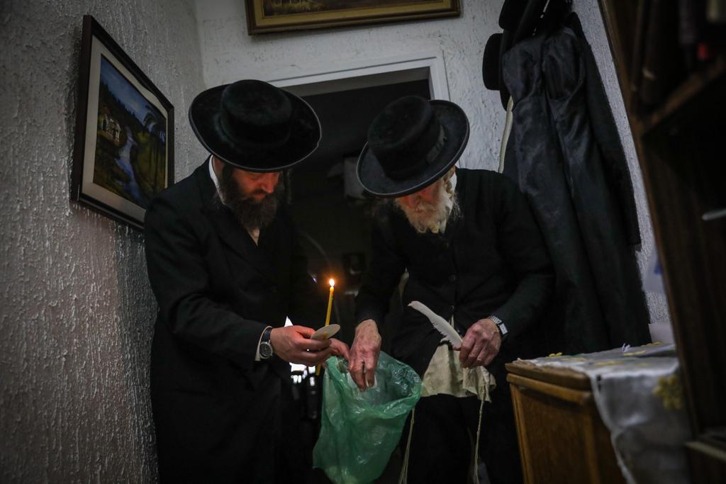 תיעוד: בדיקת חמץ אצל משפחת קורנבליט בבתי ורשה