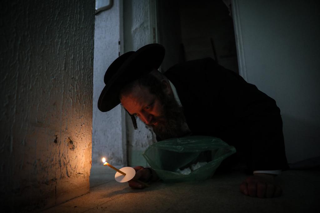 תיעוד: בדיקת חמץ אצל משפחת קורנבליט בבתי ורשה