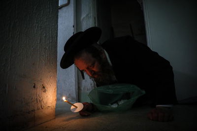 תיעוד: בדיקת חמץ אצל משפחת קורנבליט בבתי ורשה