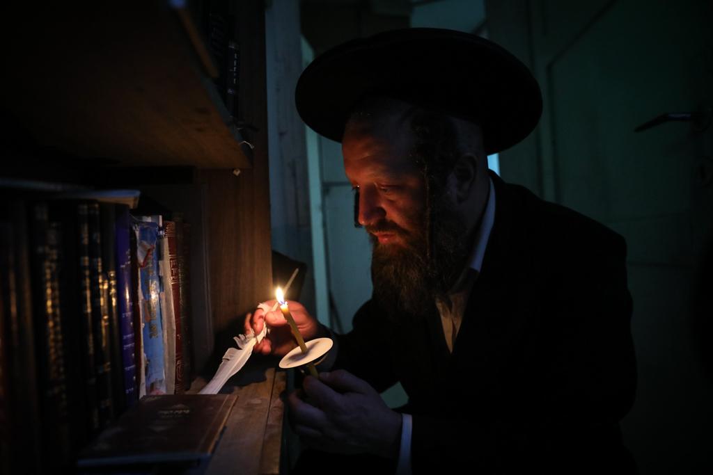 תיעוד: בדיקת חמץ אצל משפחת קורנבליט בבתי ורשה