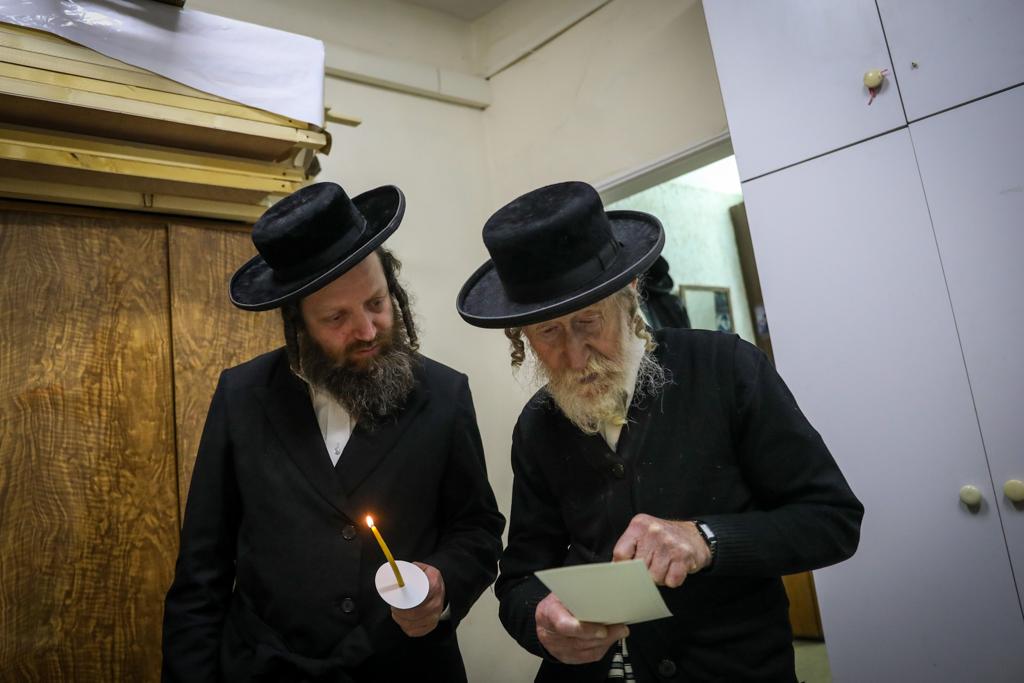 תיעוד: בדיקת חמץ אצל משפחת קורנבליט בבתי ורשה