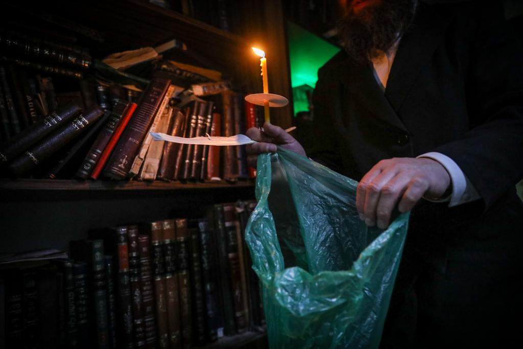 תיעוד: בדיקת חמץ אצל משפחת קורנבליט בבתי ורשה