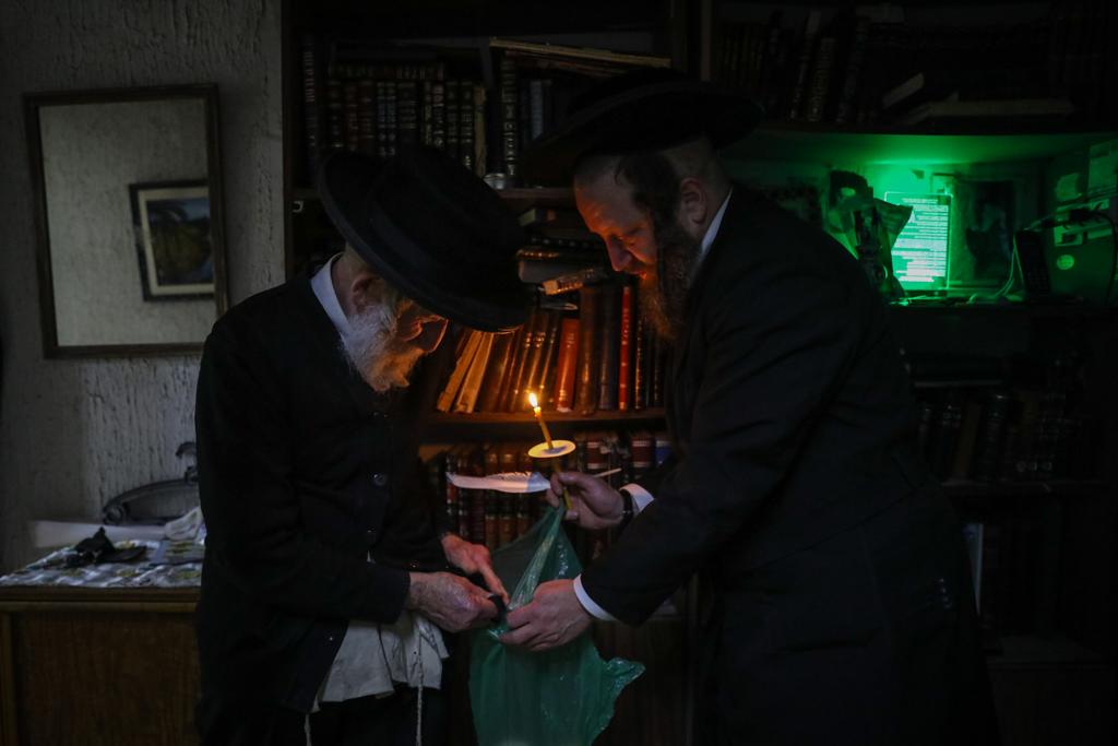 תיעוד: בדיקת חמץ אצל משפחת קורנבליט בבתי ורשה