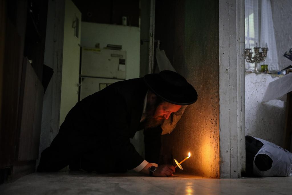 תיעוד: בדיקת חמץ אצל משפחת קורנבליט בבתי ורשה