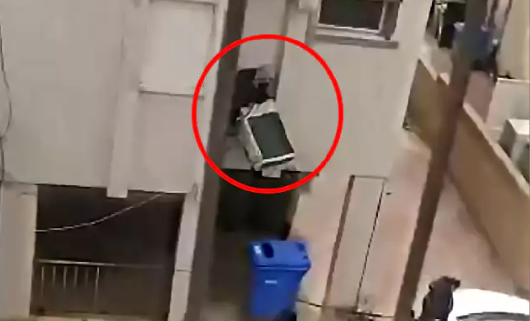 פרץ לדירה וגנב רכוש יקר ערך ונתפס "על חם" על המזגן בחוץ